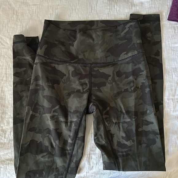 ❤️ Lululemon Highrise Wunder Under , green camo, Size 6 - Picture 4 of 4